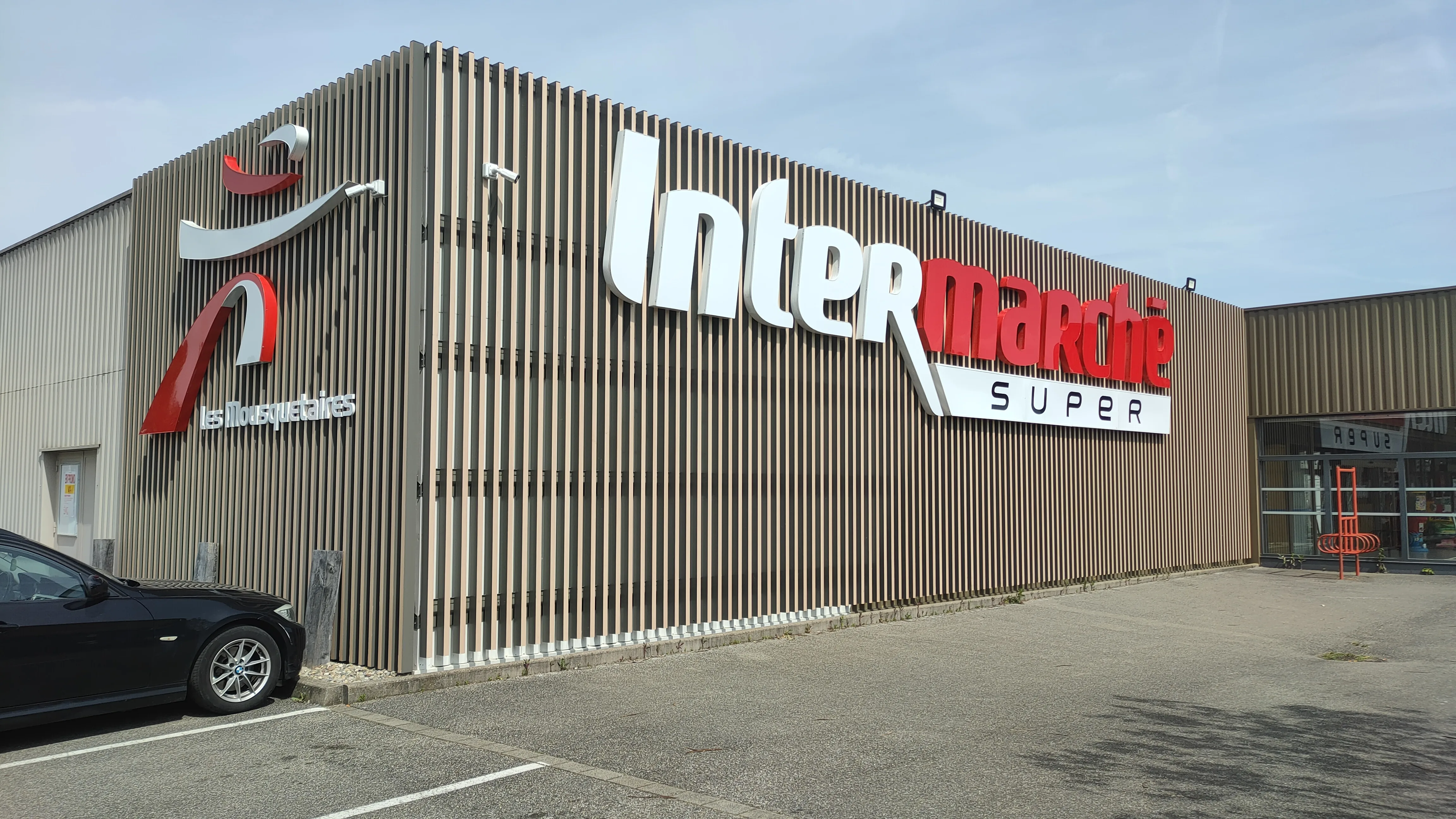 Habillage façade Intermarché bardage bois moderne - Kappeler rénovation façade commerciale