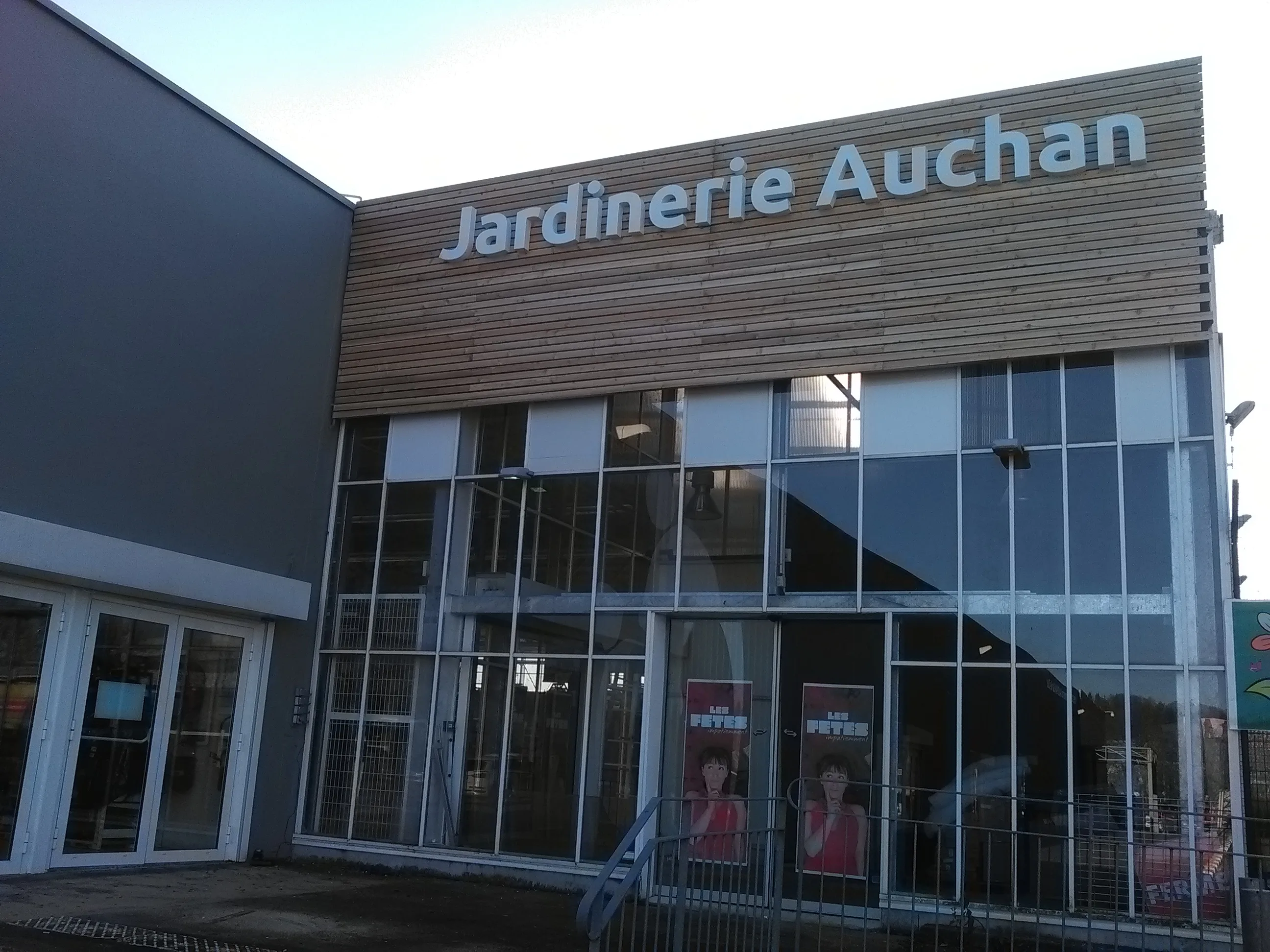 Habillage façade jardinerie bardage bois naturel - Kappeler habillage bâtiment commercial
