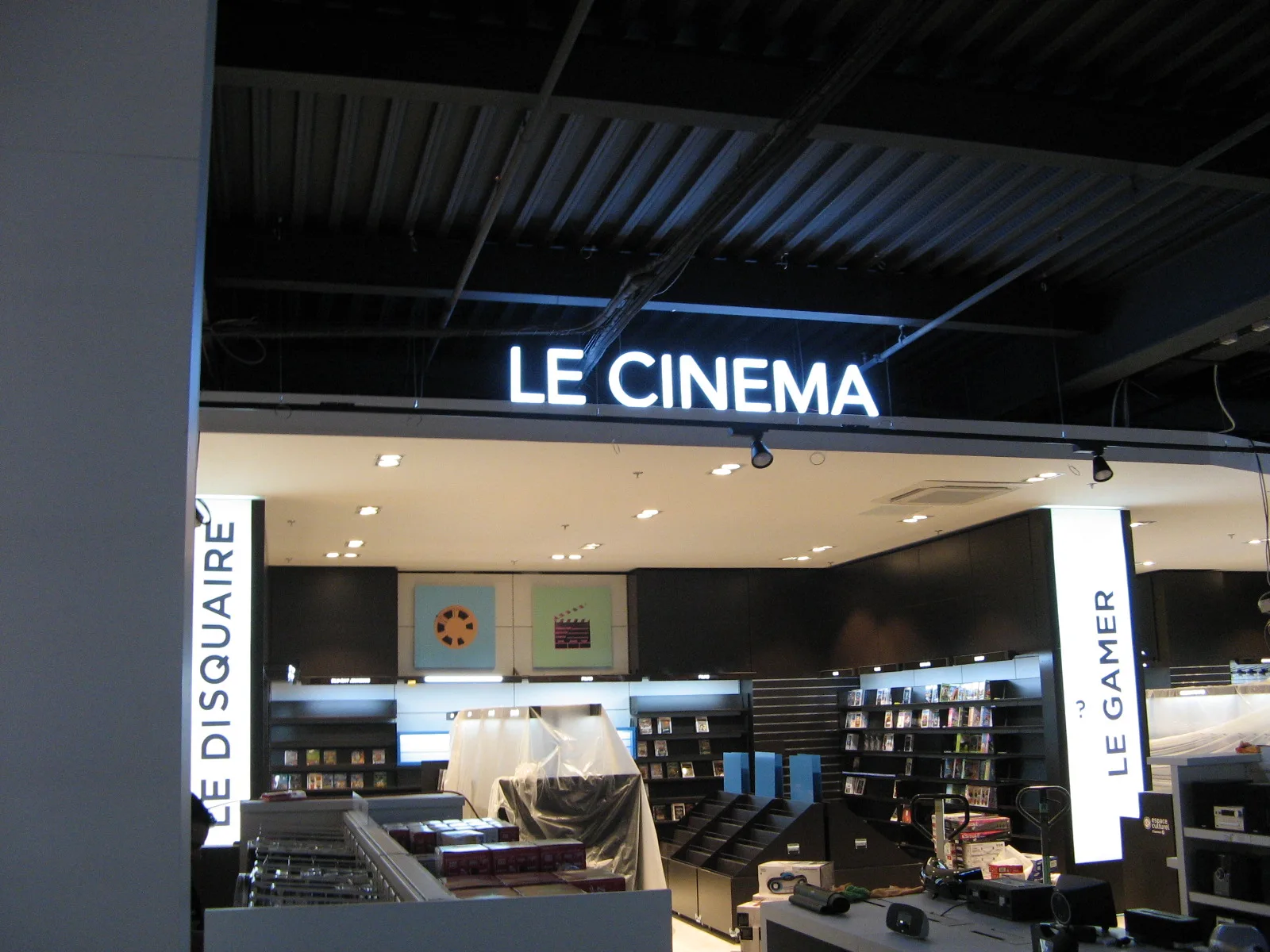 Signalétique intérieure cinéma E.Leclerc espace culturel - Kappeler signalétique commerciale Signalétique intérieure cinéma E.Leclerc espace culturel - Kappeler signalétique commerciale